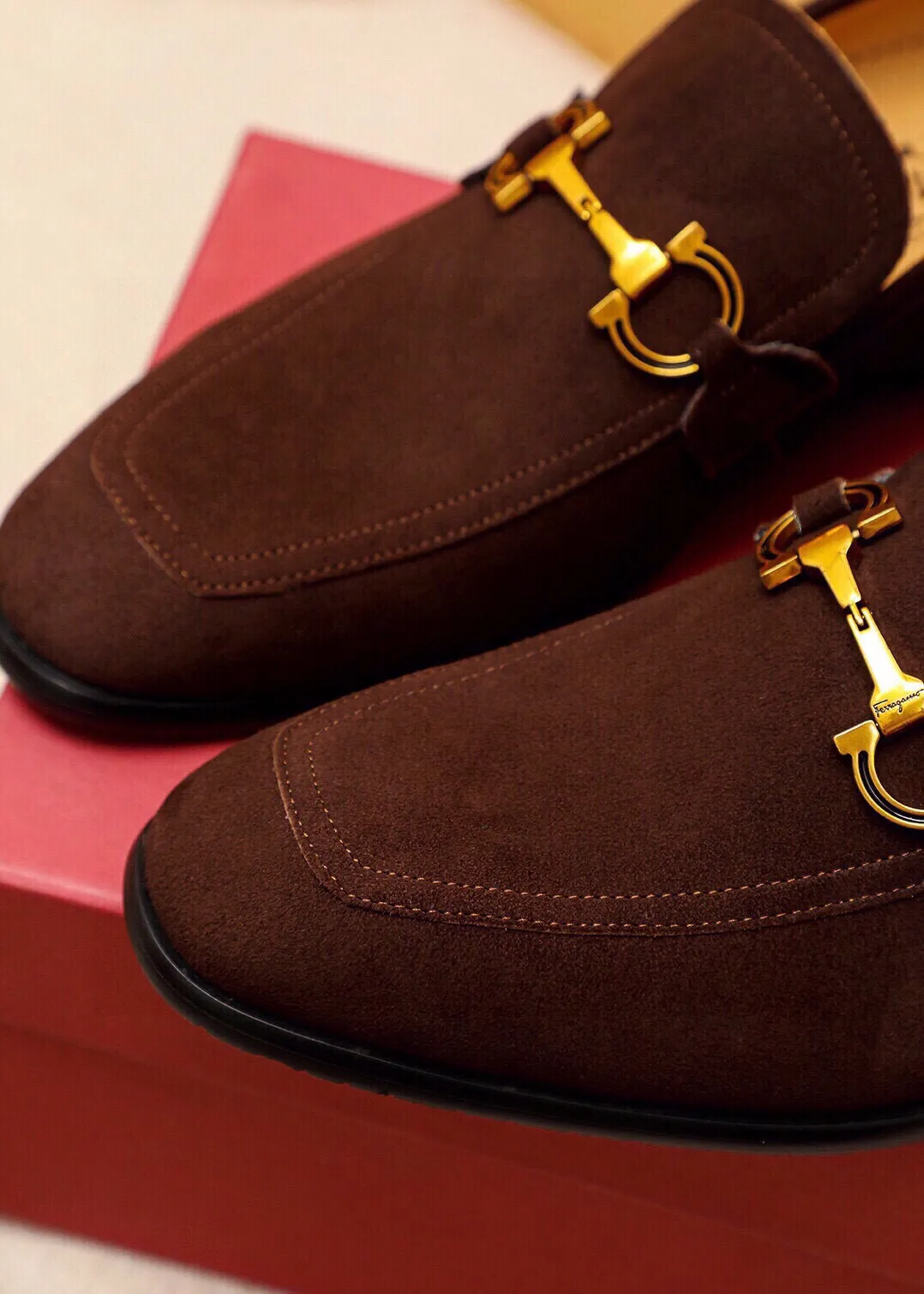 Men's shoes 💰520 💐 Product trademark: Ferragamo "Ferragamo" casual leather shoes Regular size: 38-44 (45🉑️customized) Product materials: Selected imported first-layer frosted cowhide upper + original hardware buckle, imported water-dyed cowhide leather lining. Strong three-dimensional visual effect, combined outsole Color: 2⃣️colors available